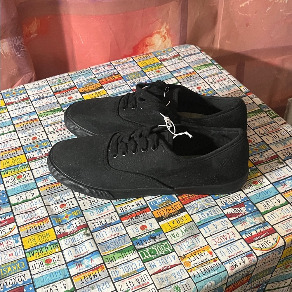 Amazon Essentials Black Canvas Sneakers – Women’s Size 8.5